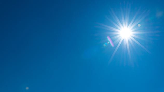 Blauer Himmel mit Sonne