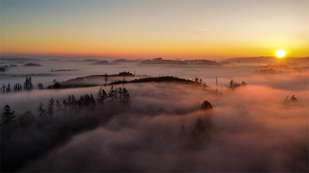 Sonnenaufgang und Frühnebel im Sauerland