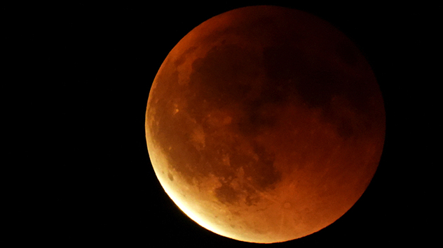Roter Mond während einer Finsternis über Ilmenau. Am unteren Rand zeigt sich der Mond bereits heller.