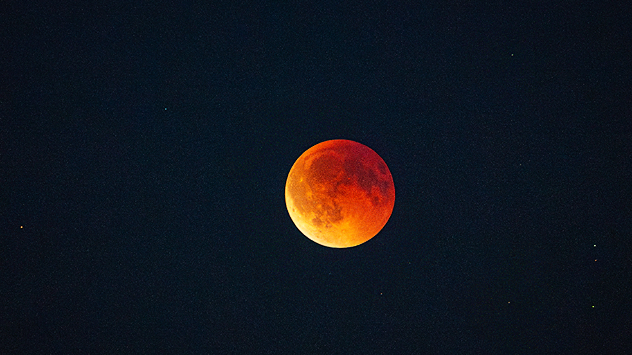 Roter Mond während einer Finsternis über Nauen. Der Erdschatten färbt den Mond in leuchtendes Rot-Orange.