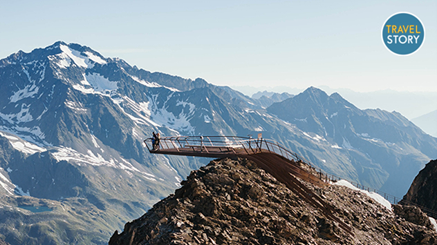Wanderer auf der Gipfelplattform Top of Tyrol.