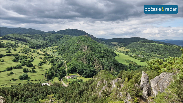 Pohľad na prírodu, skaly a zamračenú oblohu na severe Slovenska.