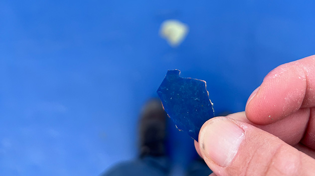 Lack blättert vom Boden des Schiffs ab.