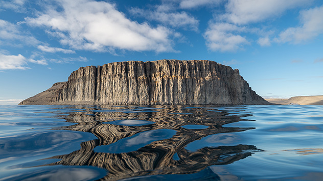 Vom Schiff aus ergibt sich ein Blick auf Beechey Island. 