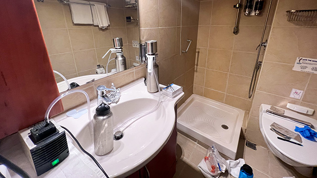 Dort verarbeitet der Tiroler in seinem provisorischem Labor die Proben.