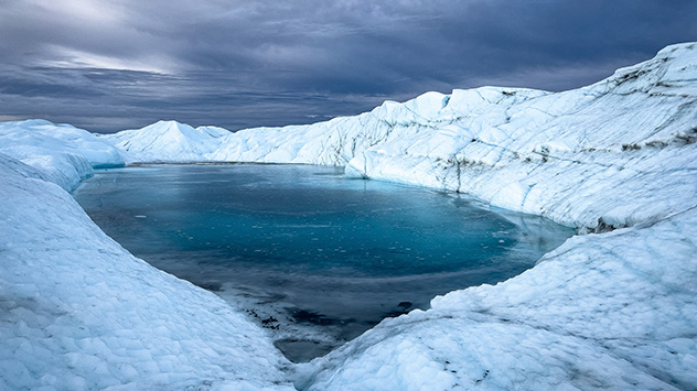 Ende des Monats sammelte sich Schmelzwasser in Mulden auf dem Grönländischen Eisschild. 
