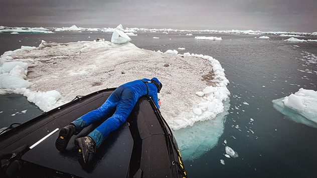 Klemens beprobt Mikroplastik auf einer Eisscholle.