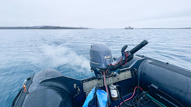 Im Schlepptau an ein Boot wird auf einer Länge von sieben Kilometern ein extrem feinmaschiges Netz gezogen. 