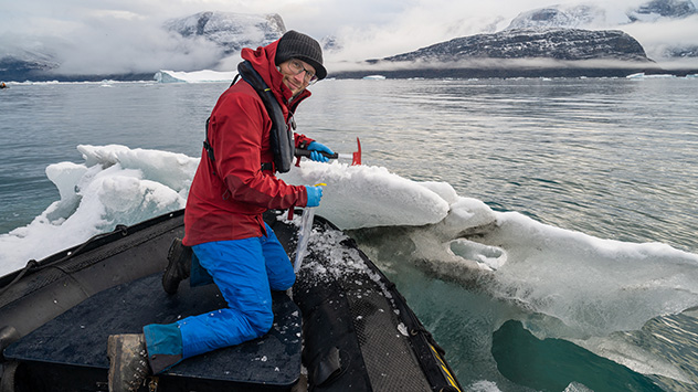 Boot mit Leuten in der Nordwestpassage