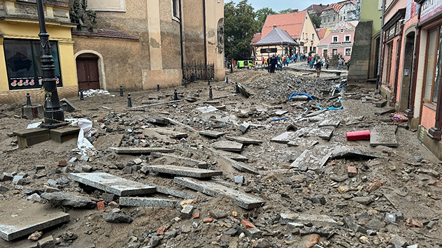 Eine dicke Schlammschicht mit Geröll bedeckt dort die Straßen und Gassen in Glatz.
