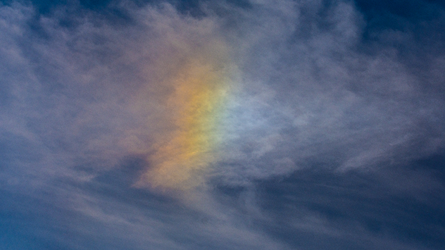 Regenbogenfarbe in Cirrus-Wolke über Hagen