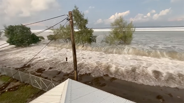 Die Eruption eines Untersee-Vulkans vor dem Insel-Archipel Tonga hat einen Tsunami ausgelöst.