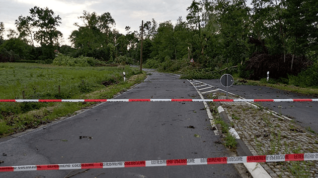 Straße nach Tornado gesperrt