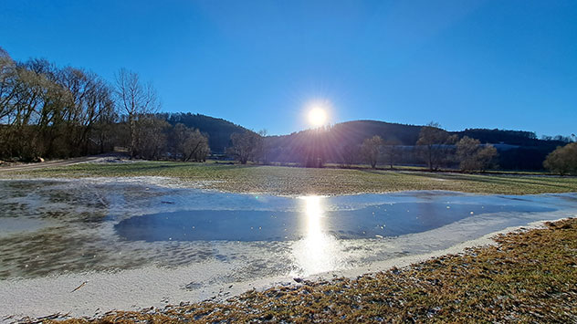 angefrorenes Wasser im See
