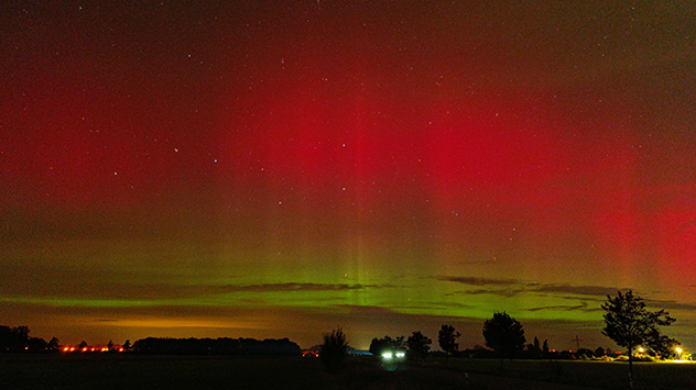 © Markus Baatz Die Nacht zum Dienstag war die zweite Nascht in Folge, in der wieder mal helle Polarlichter zu sehen waren. So wie hier über Wolfsburg im Osten Niedersachsens glühte der Himmel überall wo der Himmel wolkenfrei war.