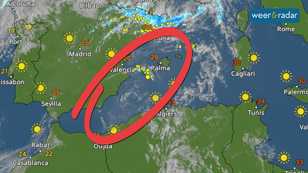 Weerradar: Boven het westelijke Middellandse Zeegebied zijn de strepen van Saharastof goed te zien.