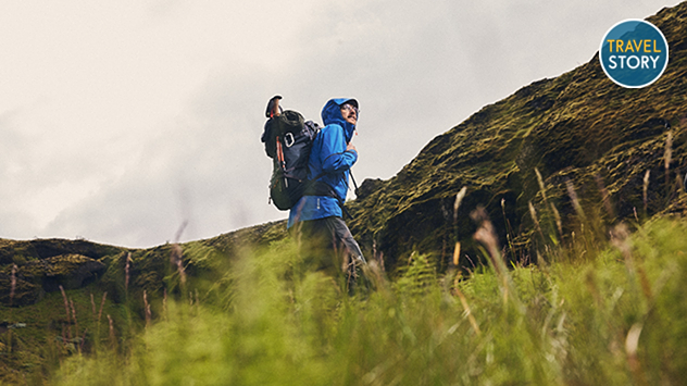 Wanderer in Outdoor-Kleidung in den Bergen.