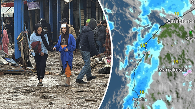 Des gens marchent dans des rues boueuses après de fortes pluies, à côté d'une carte des précipitations au Maroc.