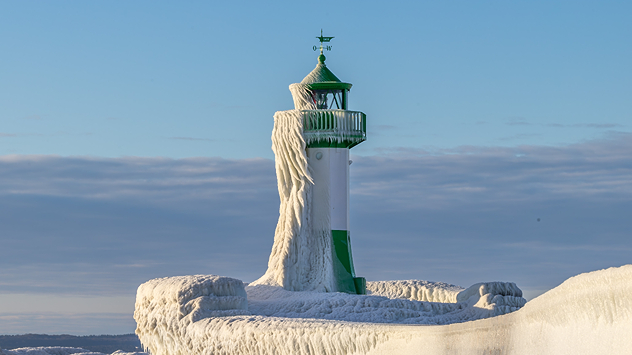 Icy lighthouse in Sassnitz on Rügen.