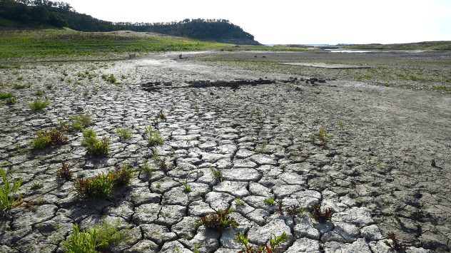 Lecho agrietado y seco de un embalse en California.