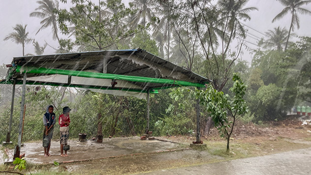 Hunderte Menschen werden verletzt. 