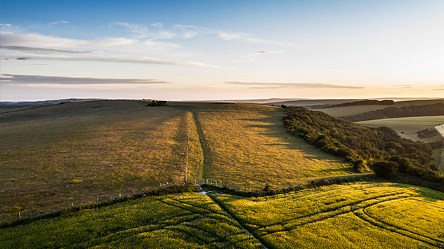 Schönes Hochfliegenlandschaftsbild von sanften Hügeln