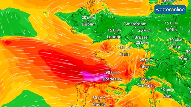 Windkarte von Westeuropa mit starkem Sturm über dem Golf von Biskaya. Bei Bordeaux werden rund 90 km/h angezeigt. Weite Teile Frankreichs sind von kräftigem Wind betroffen.