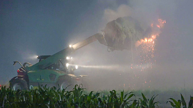 Blitz schlägt in Strohlager ein