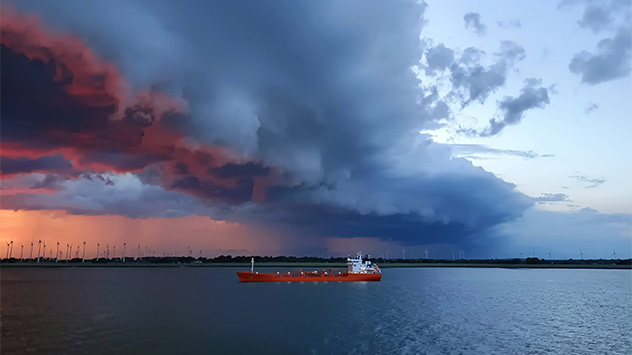 Gewitterfront über der Elbe