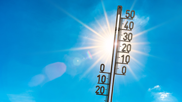 Thermometer mit 35 Grad und blauem Himmel