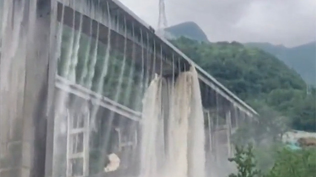 Autobahnbrücke wird zum Wasserfall