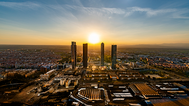 Mucha gente piensa que, tras el solsticio de diciembre, los amaneceres y atardeceres se ajustan al mismo tiempo, pero no es así. © Lilya / Adobe Stock