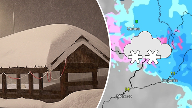 's Nachts heeft een dikke laag sneeuw de hut bedekt, naast welke een weerkaart hangt met sneeuwsymbolen boven de Alpen en Noord-Italië.