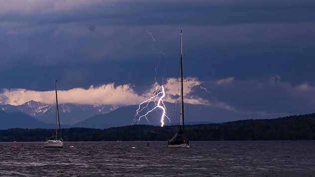 In Bayern sind schon die ersten Schauer und Gewitter unterwegs. 