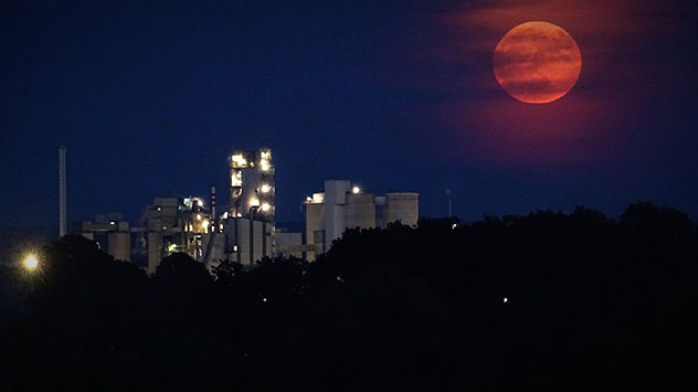 Am 23. Mai leuchtet der Vollmond hinter dem Zementwerk Dykerhoff in Geseke.