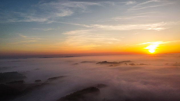 Morgens liegt dichter Nebel in den Tälern, wie hier bei Lüdenscheid im Sauerland. 