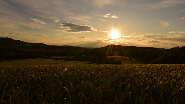 Abends fallen die Schauer und Gewitter oft in Sicht zusammen. Mit etwas Glück gibt es dann einen schönen Sonnenuntergang.