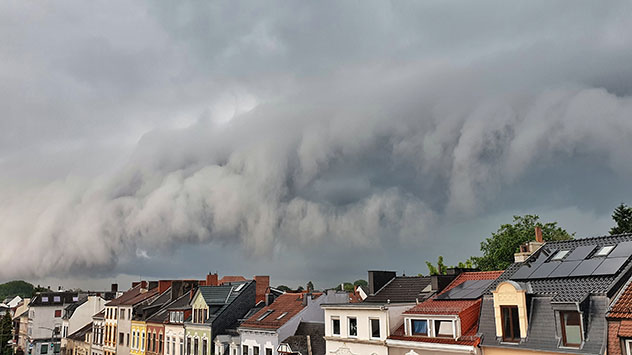 Das Spiel wiederholt sich: Nachmittags und Abends ziehen bedrohliche Gewitterwolken auf, wie hier in Bremen.