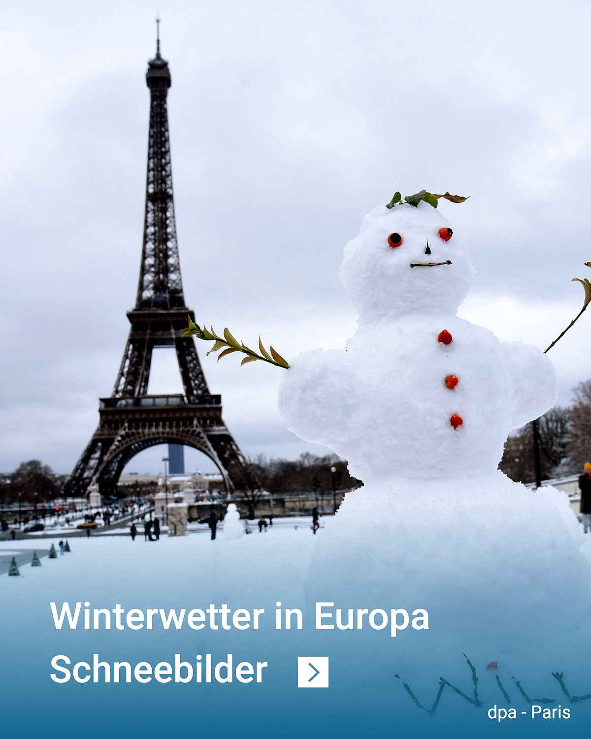 Un bonhomme de neige se tient au premier plan, avec des branches en guise de bras. À l'arrière-plan, on aperçoit la tour Eiffel sous la neige. Le sol et les environs sont recouverts de neige.