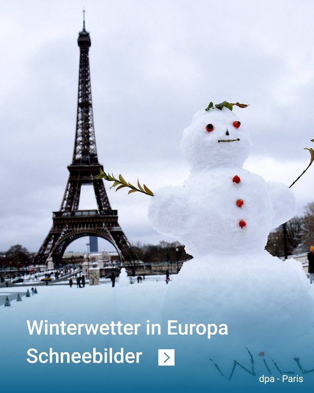 Un bonhomme de neige se tient au premier plan, avec des branches en guise de bras. À l'arrière-plan, on aperçoit la tour Eiffel sous la neige. Le sol et les environs sont recouverts de neige.