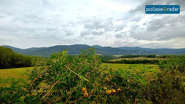 Zamračená krajina a šípky v popredí.