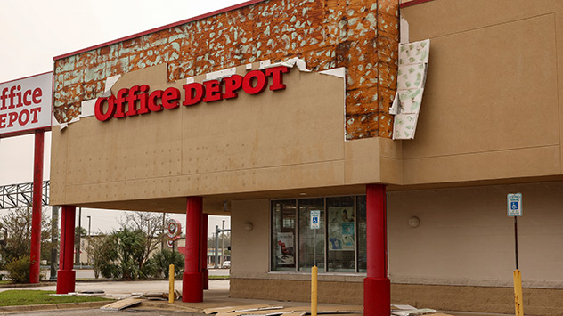 Abgerissene Fassade an einem Geschäft in Florida