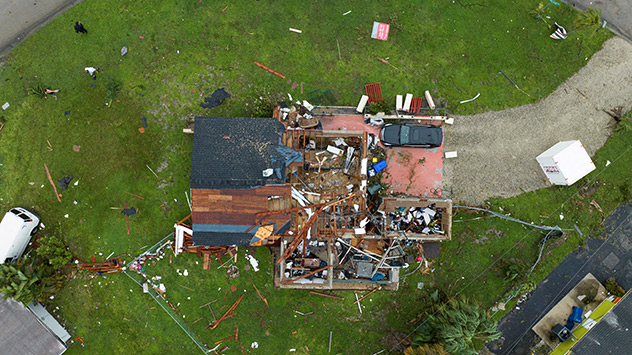Zerstörtes Haus in Fort, Myers, Florida durch einen Tornado im Vorfeld von Hurrikan MILTON