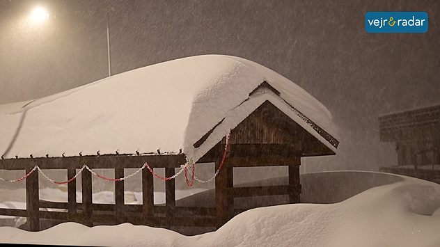 Kraftigt snefald i Prato Nevoso i Italien med store snemængder på bygninger og nedsat sigtbarhed.