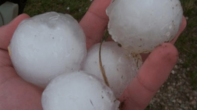 Große Hagelkörner in Hand