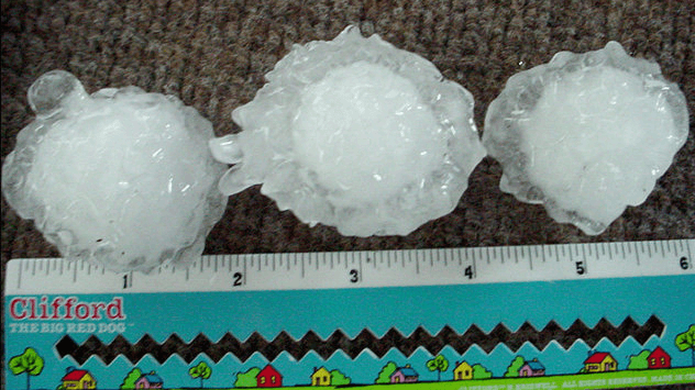 Hagelkörner vor Lineal 