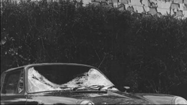 Hagelunwetter zerstört Frontscheibe eines Autos