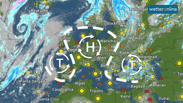 Wetterkarte von Europa mit Hoch über Mitteleuropa, Tiefs über dem Atlantik und der Türkei, vielen Sonnensymbolen und Temperaturangaben zwischen 4 und über 40 Grad.