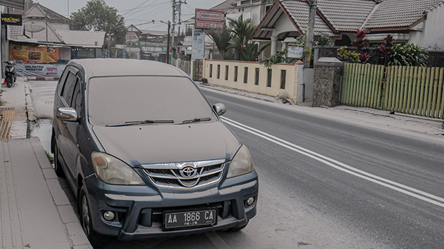 Auto mit Asche bedeckt