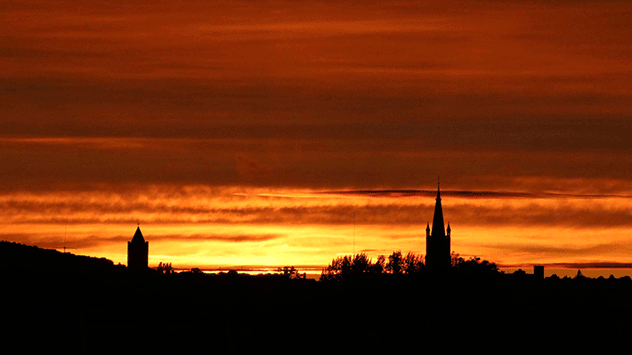 © Sadik Toraman via WetterMelder Deutschland Aufgehende Sonne färbt Wolken tiefrot bei Aachen